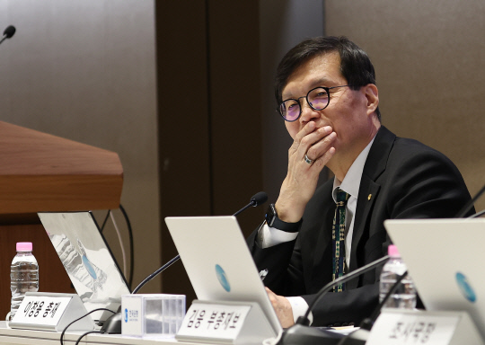 이창용 한국은행 총재가 지난 18일 서울 중구 한국은행에서 열린 2024년 하반기 물가안정목표 운영상황 점검 설명회를 갖고 있다.   <연합뉴스>